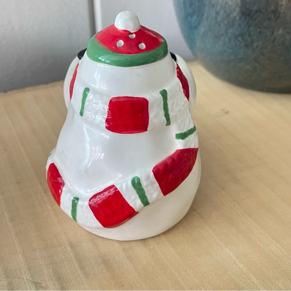 LAST CHANCE Playful Penguin Snowman Salt Pepper Shakers VTG Decor Home Kitchen - Picture 4 of 7